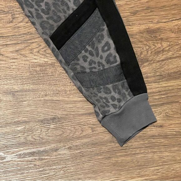 Victoria’s Secret Pink Leopard Thick Fleece Joggers Gray Black White Size Medium - Picture 5 of 14
